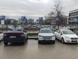 Engelli Otoparkları İşgal Altında! Otoparkta Tepki Çeken Görüntü!