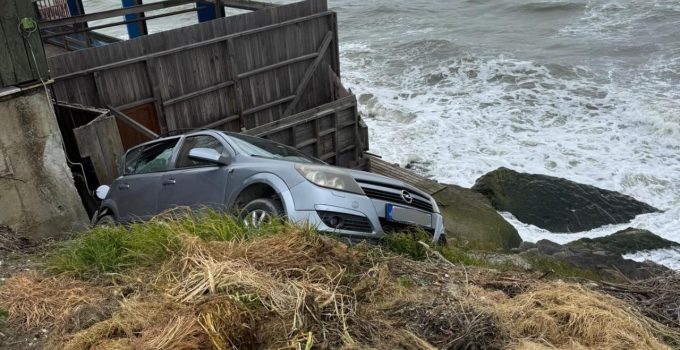 Akçakoca’da Park Halindeki Araç Uçurum Kenarına Sürüklendi